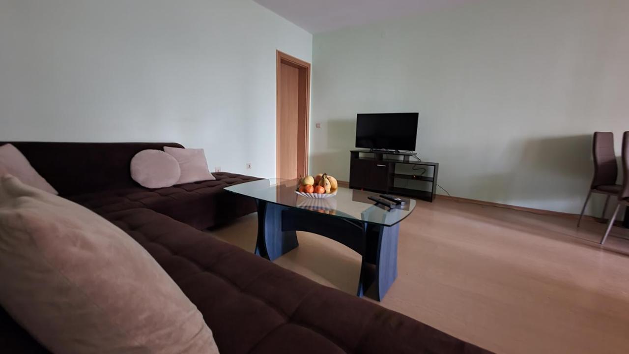 Apartament Minimalistic 1Br Flat With A Parking Spot Warna Zewnętrze zdjęcie