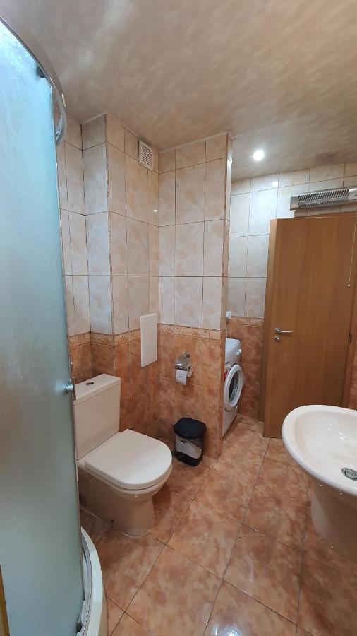 Apartament Minimalistic 1Br Flat With A Parking Spot Warna Zewnętrze zdjęcie