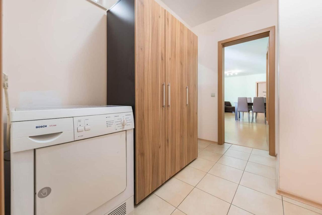 Apartament Minimalistic 1Br Flat With A Parking Spot Warna Zewnętrze zdjęcie